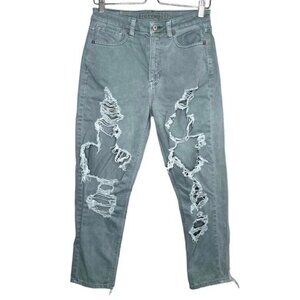 American Eagle distressed ripped high waisted light Wash mom jeans size 6 short